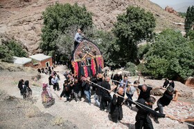 نخل‌گردانی روز عاشورا در روستای تاریخی ابیانه - اصفهان