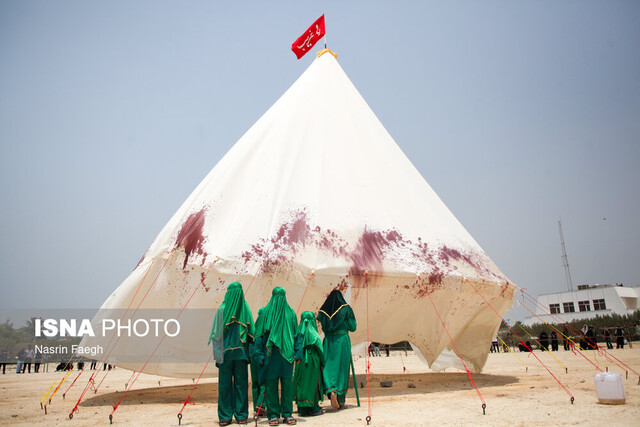 عکس تزیینی است در نمایش خیابانی «رهسپار خیمهها» به جنگ تحمیلی ۱۲ روزه پرداخته شده است