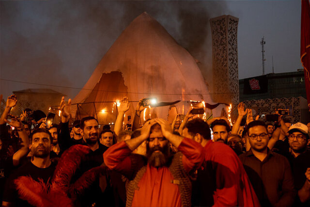 ویدیو/ آیین خیمه سوزان عصر عاشورا در میدان امام حسین(ع) ویدیو/ آیین خیمه سوزان عصر عاشورا در میدان امام حسین(ع)