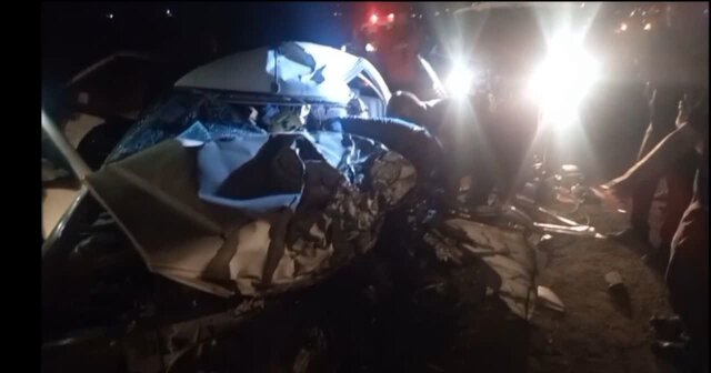 تصادف پژو با مینی‌بوس حامل کارگران زرندی، دو کشته بر جا گذاشت