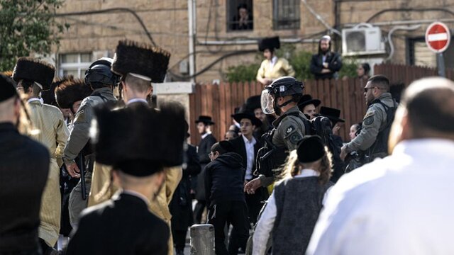 مقابله پلیس رژیم صهیونیستی با حریدیهای معترض در قدس اشغالی، ۱۵ آوریل ۲۰۲۵ ارتش رژیم صهیونیستی حریدیها را فرا میخواند/ آینده نتانیاهو در خطر است