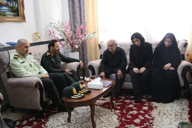 احوالپرسی سردار محمودزاده از خانواده ۲ شهید گرمساری جنگ تحمیلی ۱۲ روزه