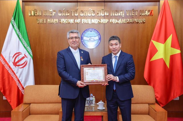 اهدای مدال صلح و دوستی بین ۲ ملت به سفیر ایران در ویتنام