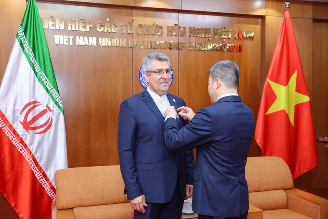 اهدای مدال صلح و دوستی بین ملت به سفیر ایران در ویتنام