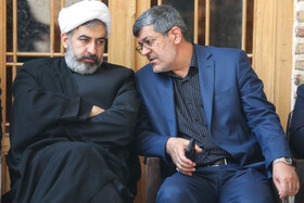 محمد رضا بابایی استاندار یزد در کنار حجت‌السلام محمد صدوقی یادگار سومین شهید محراب (آیت الله محمد صدوقی) در آیین عزاداری ۱۳ محرم 