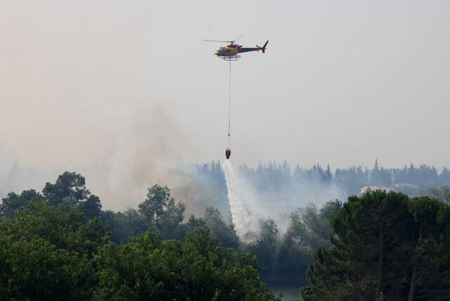 عکس: رویترز آتشسوزی جنگلی گسترده در اسپانیا هزاران نفر را در خانههایشان حبس کرد