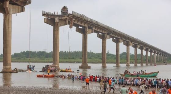 عکس: آسوشیتدپرس ریزش پل در «گجرات» هند ۹ کشته برجای گذاشت + فیلم
