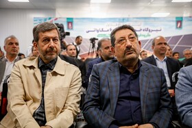 محمد اتابک،وزیر صمت و مهدی جمالی‌نژاد، استاندار اصفهان در آیین افتتاح نیروگاه خورشیدی ۶۰۰ مگاواتی 