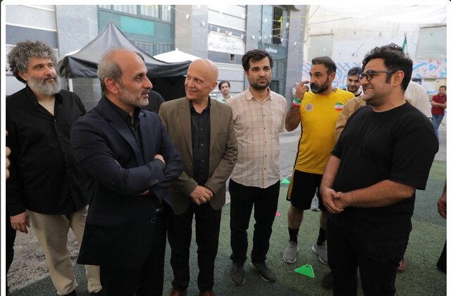 بازدید رئیس سازمان صداوسیما از پشتصحنه سریالی با بازی اکبر عبدی