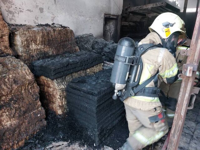 آتشسوزی در کارگاه و انبار پارچه در جاده ورامین/ مصدومیت یک کارگر