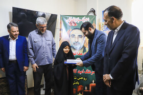 دیدارمجتبی قاسمی،مشاور ویژه ریاست بنیاد شهید و امور ایثارگران کشوربا خانواده شهید امید کاظمی زاده از شهدای اقتدار استان کرمان