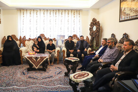دیدارمجتبی قاسمی،مشاور ویژه ریاست بنیاد شهید و امور ایثارگران کشوربا خانواده شهیدمحمدحبیب زاده از شهدای اقتدار استان کرمان