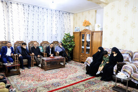 دیدارمجتبی قاسمی،مشاور ویژه ریاست بنیاد شهید و امور ایثارگران کشوربا خانواده شهید حبیب الله امیری، از شهدای اقتدار استان کرمان