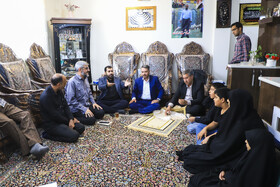دیدارمجتبی قاسمی،مشاور ویژه ریاست بنیاد شهید و امور ایثارگران کشوربا خانواده شهید امید کاظمی زاده از شهدای اقتدار استان کرمان