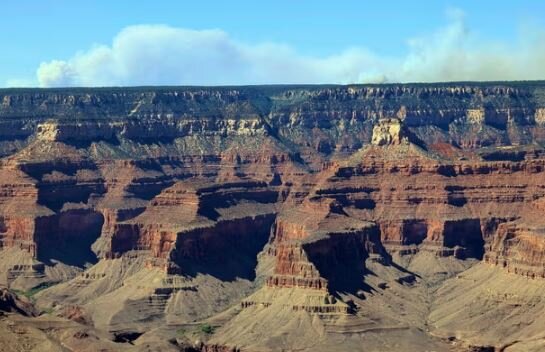 عکس: آسوشیتدپرس تخلیه ۲ پارک ملی در غرب آمریکا در پی آتشسوزیهای جنگلی