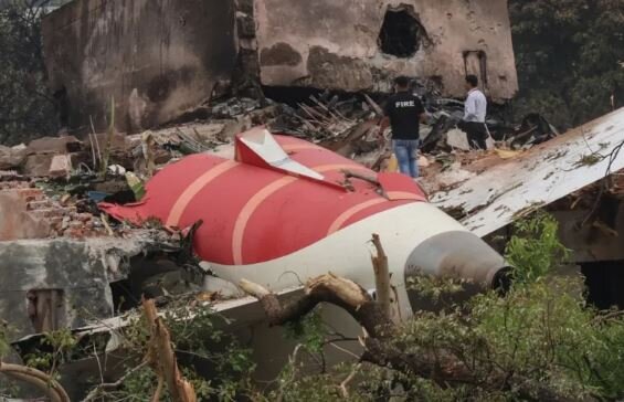 عکس: آسوشیتدپرس گزارش اولیه درباره سقوط مرگبار هواپیمای «ایر ایندیا»