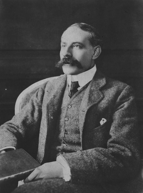 با قطعههای موسیقی این آهنگساز از تاریکی زندگی عبور میکنید