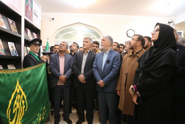 وزیر ارشاد شخصا برای افتتاح کتابخانه این مسجد حضور پیدا کرد