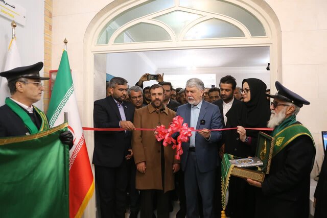 وزیر ارشاد شخصا برای افتتاح کتابخانه این مسجد حضور پیدا کرد