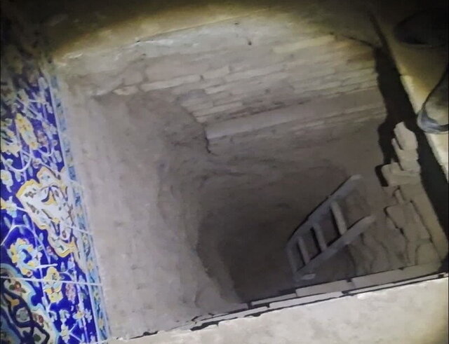 حفر تونل در یکی از مقبرههای خصوصی امامزاده عبدالله شهرستای ری که به انگیزه یافتن اشیاء قیمتی انجام شده است. جزئیات حفاری گنجیابی در امامزاده عبدالله ری