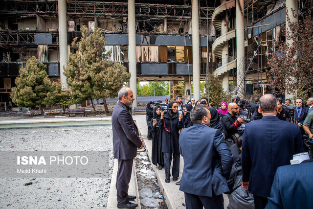 بازدید خبرنگاران از ساختمان شیشه ای صداوسیما پس از حمله صداوسیما از ماهها قبل برای شرایط جنگی آماده شده بود