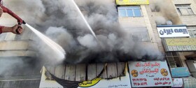آتش‌سوزی فروشگاه کفش زیر پل روشن‌دلان/ حضور ۵ ایستگاه آتش‌نشانی در محل