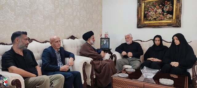 دیدار نماینده ولیفقیه در بنیاد شهید و امور ایثارگران با خانواده «شهیده زهره سادات حسینی» ابلاغ سلام و تسلیت مقام معظم رهبری به خانواده معظم «شهیده زهره سادات حسینی» و «شهید محسن شاهنظری»
