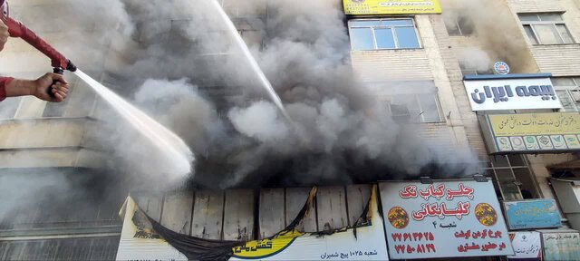 آتش‌سوزی فروشگاه کفش زیر پل روشن‌دلان/ حضور ۵ ایستگاه آتش‌نشانی در محل