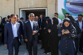 غلامحسین مظفری، استاندار خراسان رضوی در بهره برداری از بزرگترین نیروگاه خورشیدی سقفی کشور در مشهد

