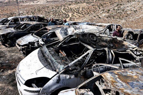 آتشزد خودروها از سوی شهرک نشینان صهیونیست کرانه باختری شهرکنشینان صهیونیست در کشتار فلسطینیها از ارتش اشغالگر فراتر رفتند