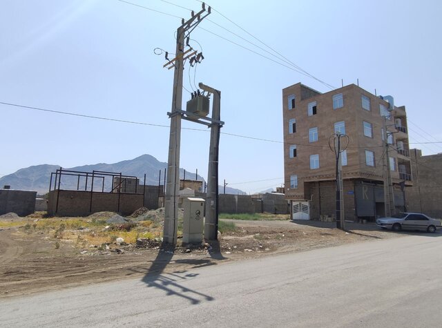 تصویر تزیینی است نصب ۲۰ دستگاه ترانس توزیع برق در ملایر تا پایان سال