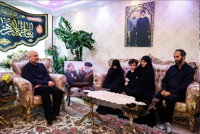 حضور قالیباف در منزل شهید حاجی‌زاده