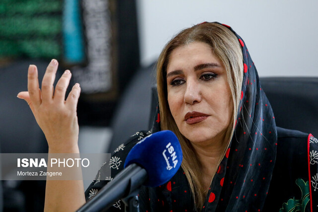 نسیم ادبی دوباره کارگردانی میکند نسیم ادبی دوباره کارگردانی میکند