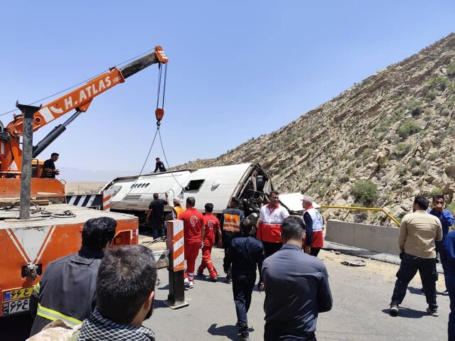 افزایش شمار جان‌باختگان حادثه واژگونی اتوبوس در جاده فیروزآباد ـ کوار به ۲۱ نفر + اعلام جزئیات