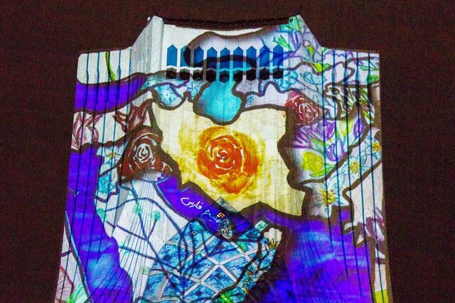 «گلها و نمادهای ملی جهان» بر پیکره برج آزادی + تصاویر