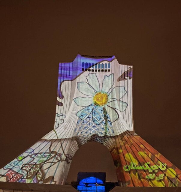 «گلها و نمادهای ملی جهان» بر پیکره برج آزادی + تصاویر