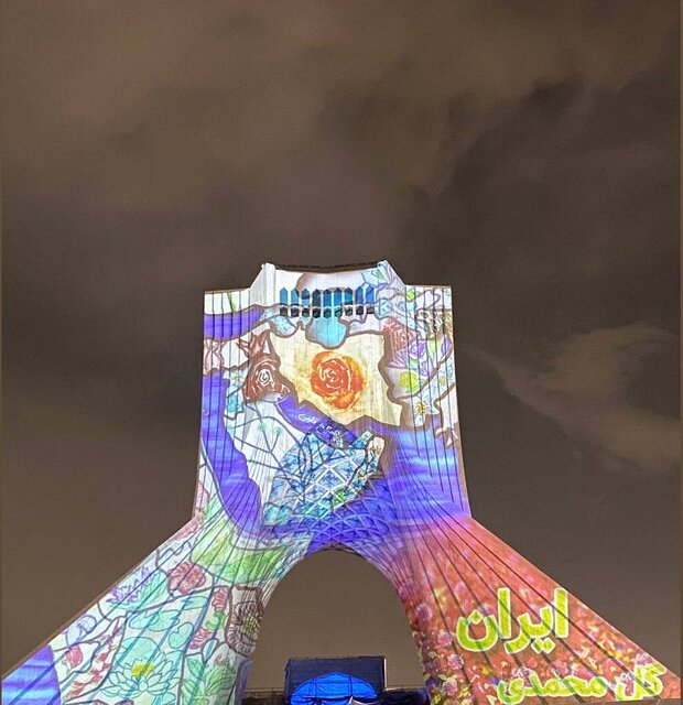 «گلها و نمادهای ملی جهان» بر پیکره برج آزادی + تصاویر