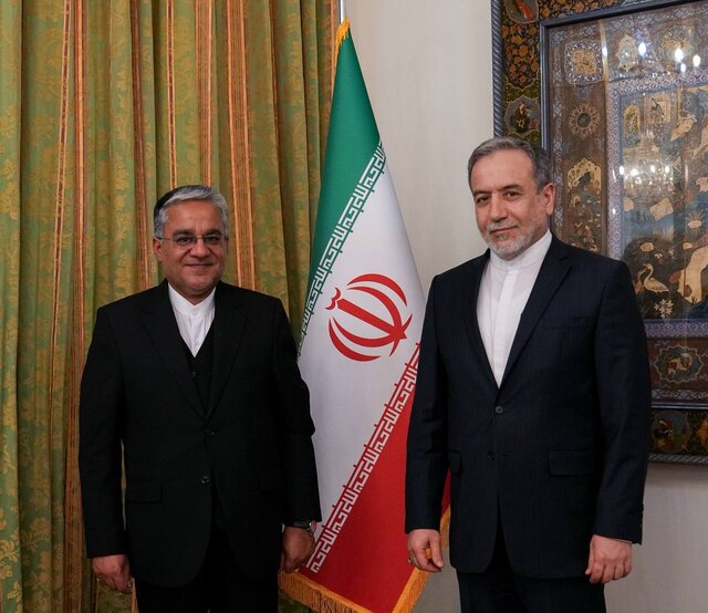 دیدار رئیس جدید دفتر حفاظت منافع ایران در قاهره با عراقچی