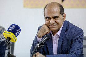 رضا دبیری‌نژاد، رییس موزه هنرهای‌ معاصر تهران در نشست خبری نمایشگاه « به گزارش زنان» 