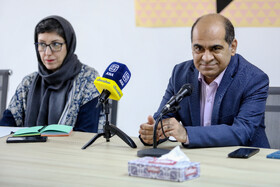رضا دبیری‌نژاد، رییس موزه هنرهای‌ معاصر تهران در نشست خبری نمایشگاه « به گزارش زنان» 