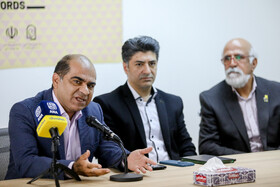 رضا دبیری‌نژاد، رییس موزه هنرهای‌ معاصر تهران در نشست خبری نمایشگاه « به گزارش زنان» 