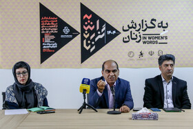 از راست، سجاد باغبان‌ماهر، رضا دبیری‌نژاد و توکا ملکی در نشست خبری نمایشگاه « به گزارش زنان» - موزه هنرهای معاصر
