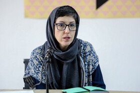 توکا ملکی، کیوریتور نمایشگاه در نشست خبری نمایشگاه « به گزارش زنان» - موزه هنرهای معاصر