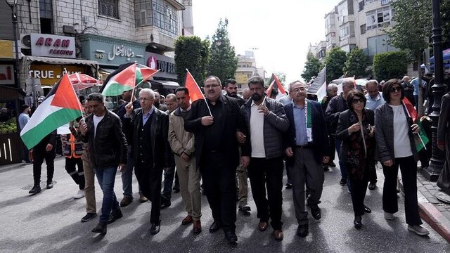 تظاهرات صدها فلسطینی در رام الله در اعتراض به گرسنه نگه داشتن مردم غزه