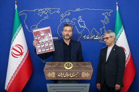 اسماعیل بقائی، سخنگوی وزارت امور خارجه و علیرضا صدیقی، برادر شهید دانشمند هسته‌ای در آستانه اشرفیه در نشست خبری