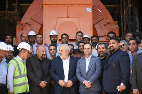 عکس یادگاری عباس علی آبادی، وزیر نیرو با کارکنان واحد گازی نیروگاه نکا 