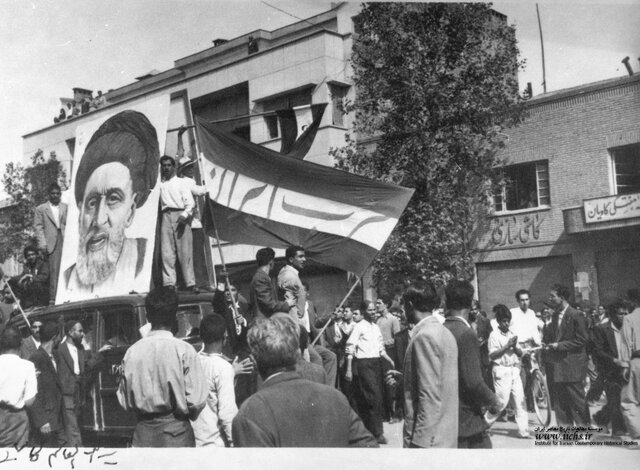 «۳۰ تیر ۱۳۳۱ وآفرینندگان آن» در آیینه تصاویر