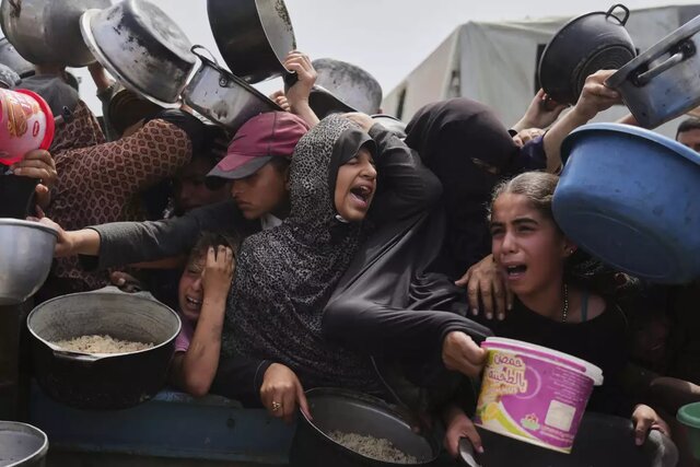 واشنگتنپست: در جهان موازی غزه، گلوله جنگی سهم گرسنگان است