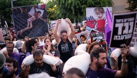 خشونت و جنایت در غزه صهیونیست ها را هم برای اعتراض به خیابان کشاند