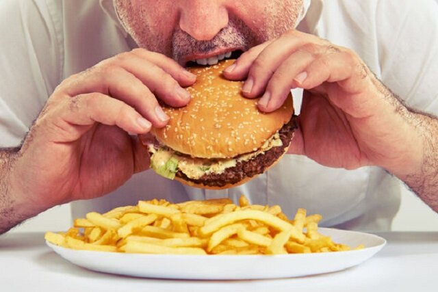 یک متخصص تغذیه: پرخوری یک مشکل چندعاملی است / کالری‌شماری می‌تواند استرس، وسواس و پرخوری بیشتر ایجاد کند